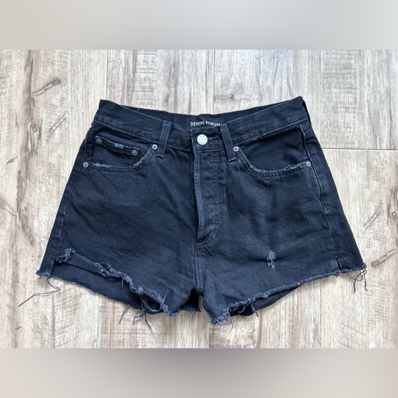 Denim Forum Pants - Denim Forum Aritzia Frayed hem High-Rise Jean shorts The Yoko Short distressed